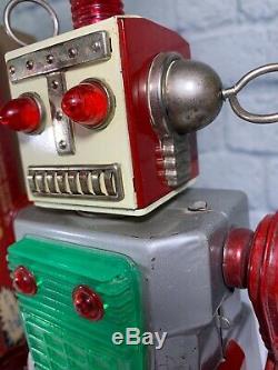 1960s KO Yoshiya / Japan Battery Operated Chief Robot Man With Original Box