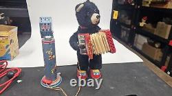 ACCORDION BEAR JAPAN Battery Operated Tin Litho