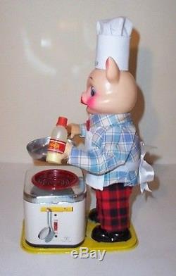 MINT 1950's BATTERY OPERATED PIGGY COOK TIN LITHO TOY JAPAN MIB works great