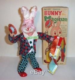 MINT 1950s BATTERY OPERATED BUNNY THE MAGICIAN CIRCUS CARNIVAL MAGIC TIN TOY MIB