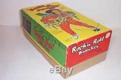 MINT 1950s BATTERY OPERATED ROCK'N' ROLL MONKEY TIN LITHO TOY GIBSON GUITAR MIB