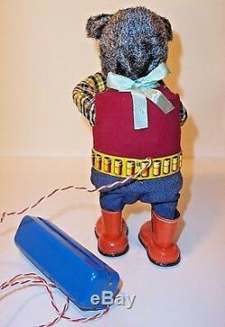 MINT 1950s BATTERY OPERATED SHOOTING BEAR WITH SMOKING GUN HUNTING TOY MIB JAPAN