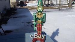 VINTAGE 1963 BIG LOO GIANT SPACE ROBOT by MARX Battery Operated Toy