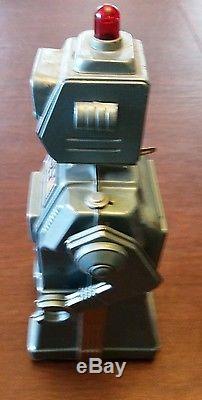 Vintage Battery Operated Toy Robot Made in Japan 11 Near Mint Estate Find NR