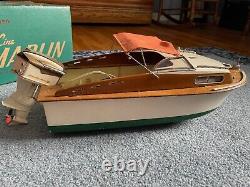 Vtg. Fleet Line Marlin Cabin Cruiser Boat #551 withJOHNSON MOTOR Battery Power Box