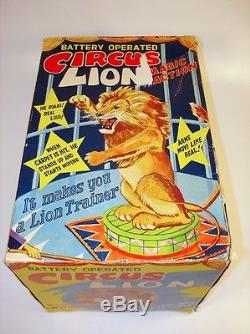 Vtg MAGIC ACTION Battery Operated TIN LITHO toy CIRCUS LION TRAINER Japan 50's